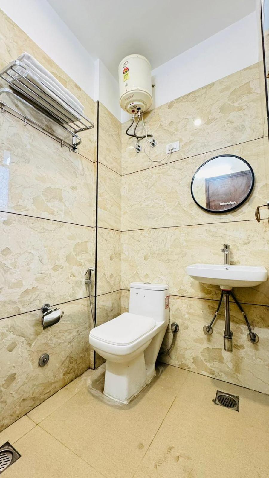 Hotel Ashram View Just 10 Minute Away Form Nizamuddin Railway Station 뉴델리 외부 사진