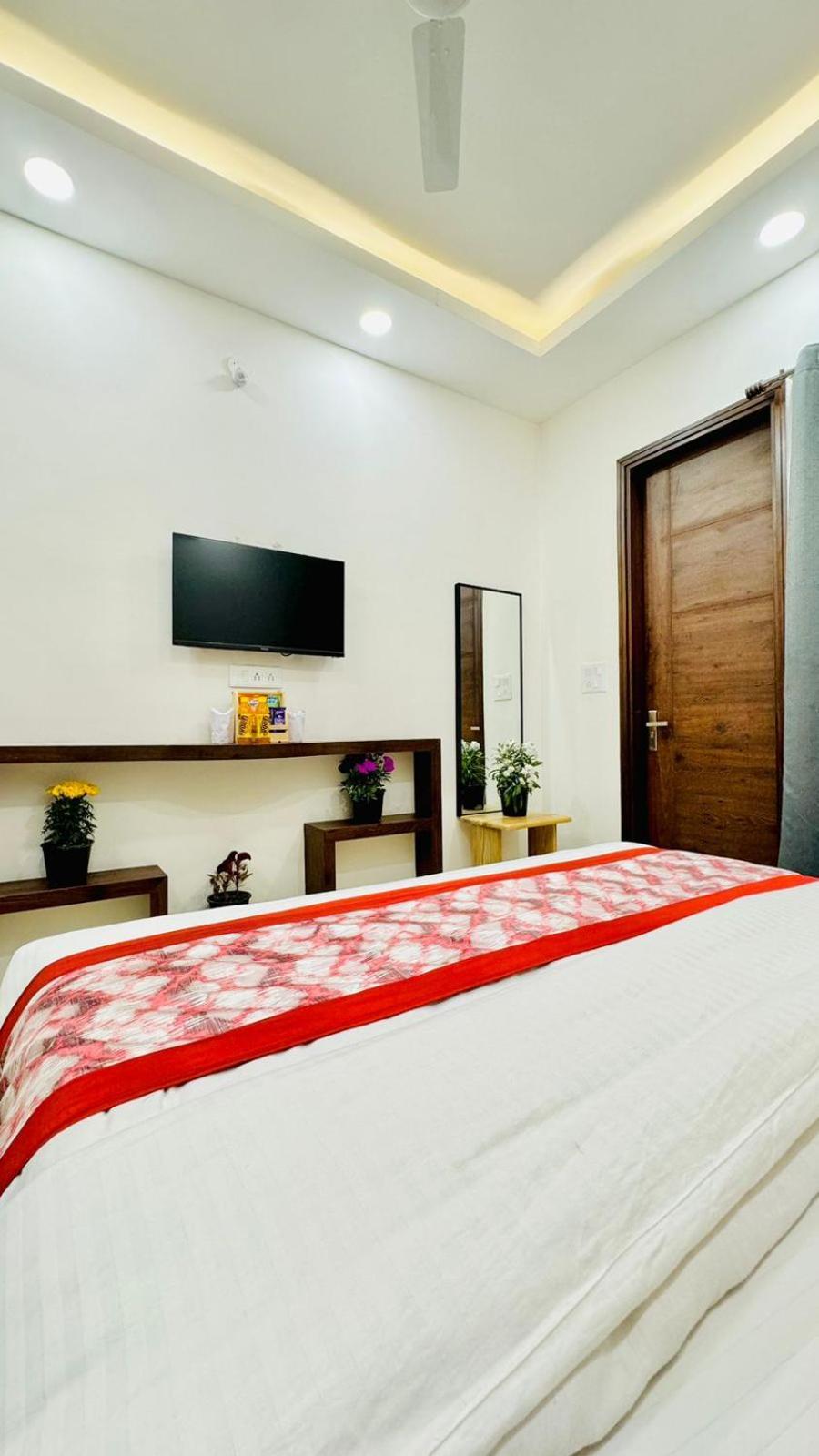 Hotel Ashram View Just 10 Minute Away Form Nizamuddin Railway Station 뉴델리 외부 사진